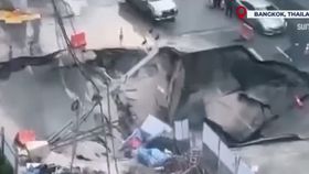 VIDEEO Groapă uriașă apare pe un bulevard aglomerat din Bangkok: autoritățile iau măsuri de urgență